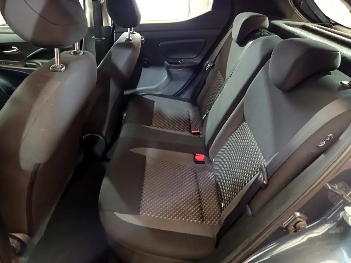 Vue intérieure arrière côté droit montrant la banquette tissu gris foncé de la Nissan Micra IG-T 100 Business Edition 2020.