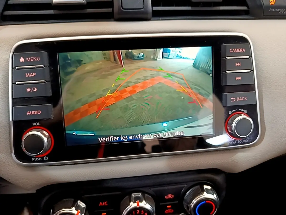 Écran tactile central de la Nissan Micra IG-T 100 Business Edition 2020 montrant l’aide au stationnement arrière.