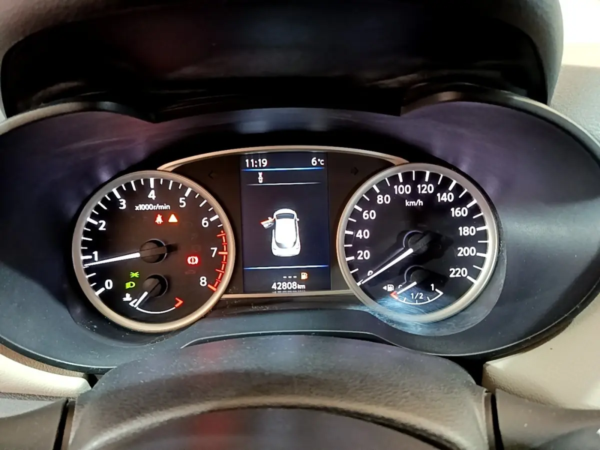 Vue rapprochée du tableau de bord de la Nissan Micra gris foncé, affichant le compteur de vitesse et le compte-tours.