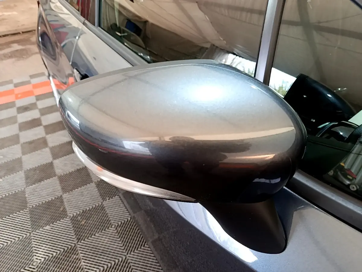 Rétroviseur extérieur gris foncé côté gauche d'une Nissan Micra IG-T 100 Business Edition 2020, avec clignotant intégré.