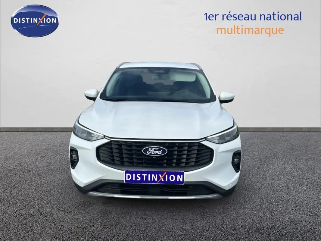 Vue avant d'un Ford Kuga blanc 2025 avec calandre noire et barres de toit visibles sur fond neutre.