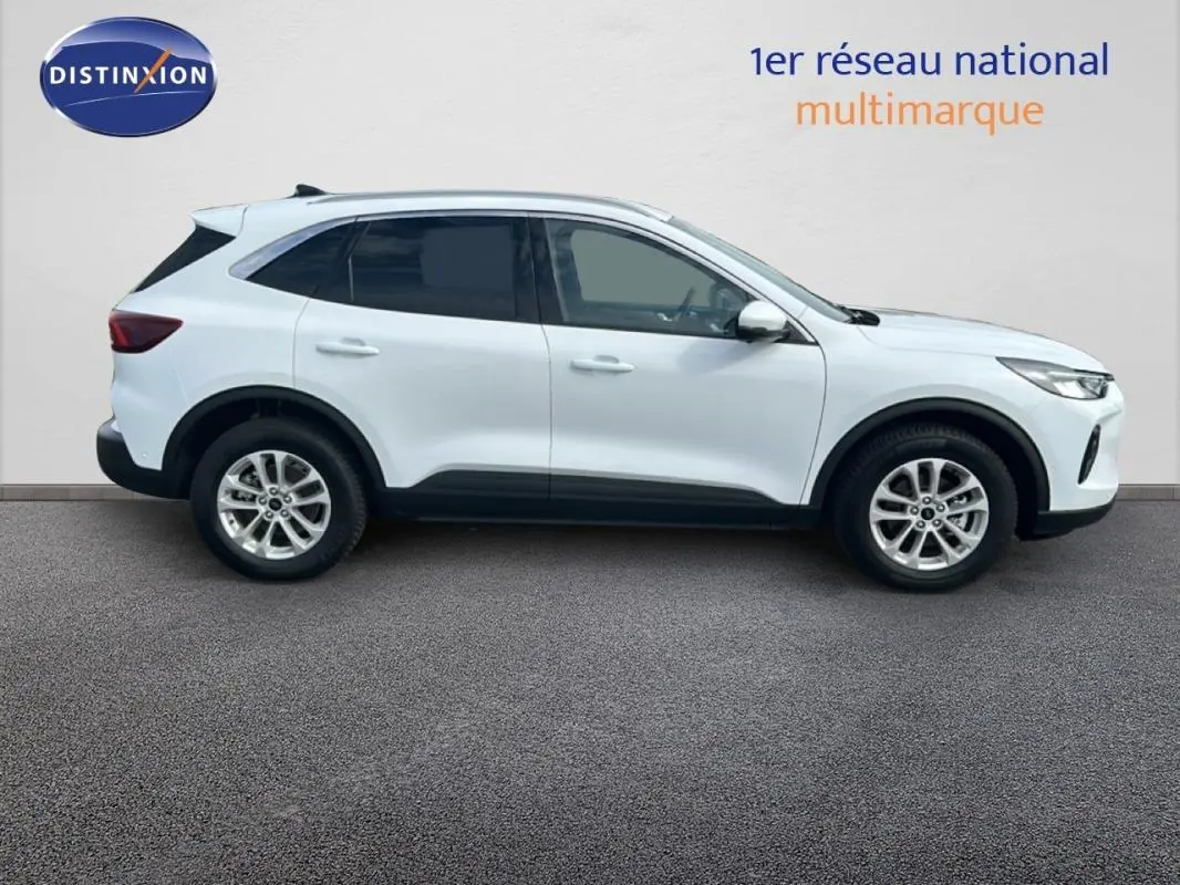 Profil droit d’un Ford Kuga blanc 2025 avec vitres surteintées et jantes alliage 17 pouces sur fond neutre.