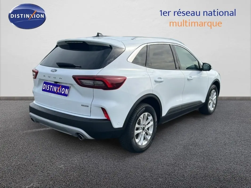Vue 3/4 arrière droite d'un Ford Kuga blanc 2025 avec vitres surteintées et jantes alliage 17 pouces.