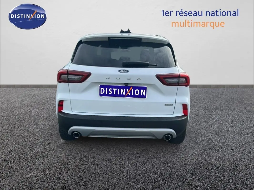 Vue arrière d'un Ford Kuga blanc 2025 avec barres de toit et feux arrière LED distinctifs.