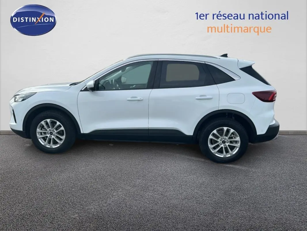 Vue de profil côté gauche d'un Ford Kuga blanc 2025 avec jantes alliage 17 pouces et vitres surteintées.