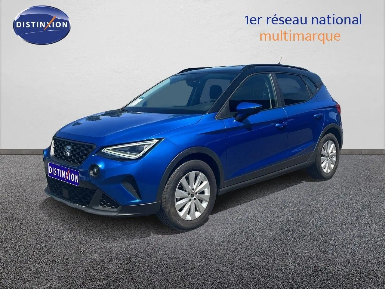 SEAT Arona bleu saphir métal avec toit noir, vue 3/4 avant droit sur fond neutre.