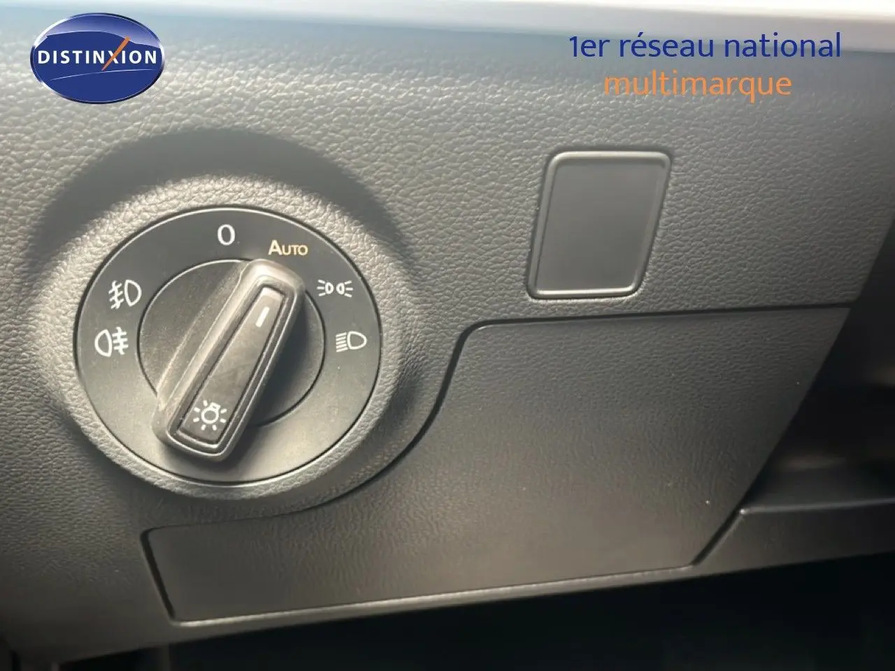 Gros plan sur le bouton de commande des phares dans l’habitacle noir du SEAT Arona 2025.