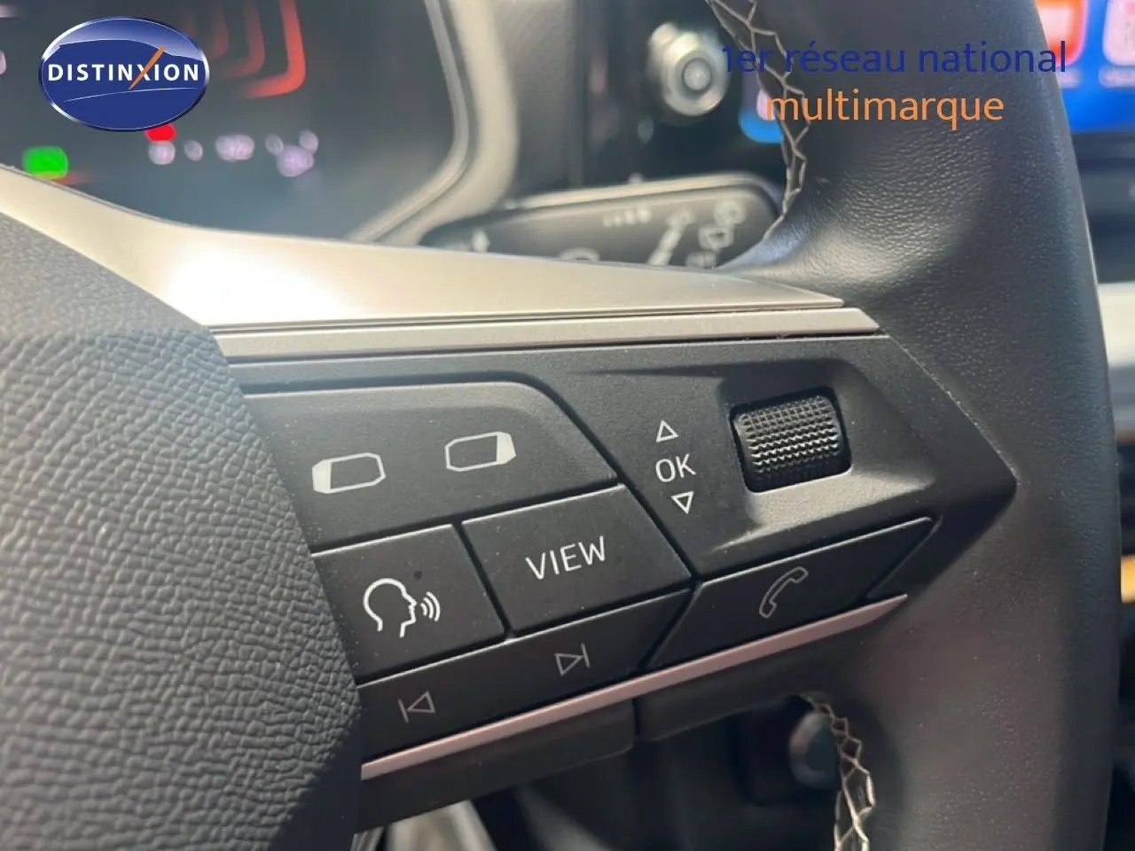Gros plan sur les commandes au volant côté gauche du SEAT Arona 2025, finition Style Special Edition bleu saphir.