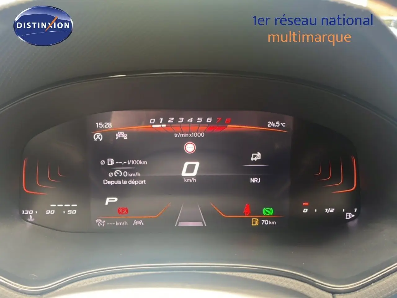Tableau de bord numérique de la SEAT Arona 2025, affichage digital avec compte-tours et vitesse à 0 km/h.