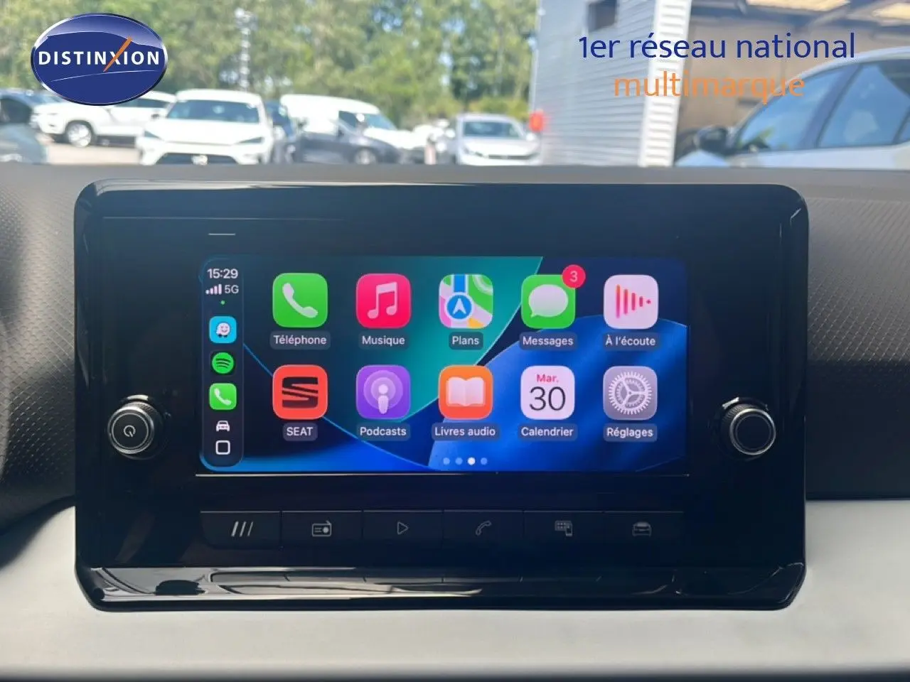 Écran tactile central du tableau de bord du SEAT Arona 2025 affichant les applications connectées en interface colorée.