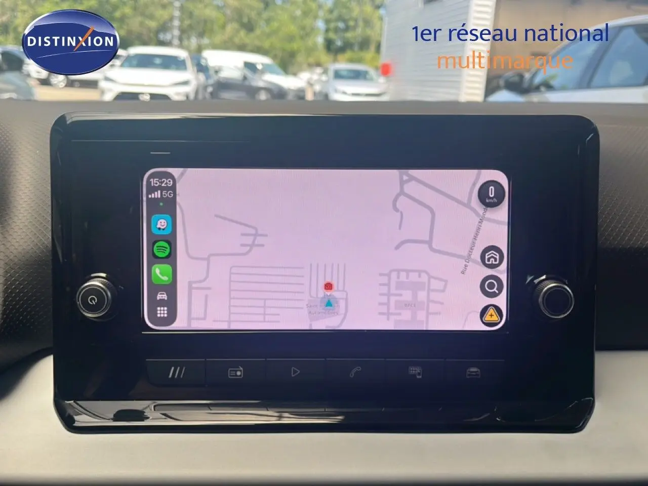 Écran tactile central du tableau de bord du SEAT Arona 2025, affichant une carte de navigation en intérieur.