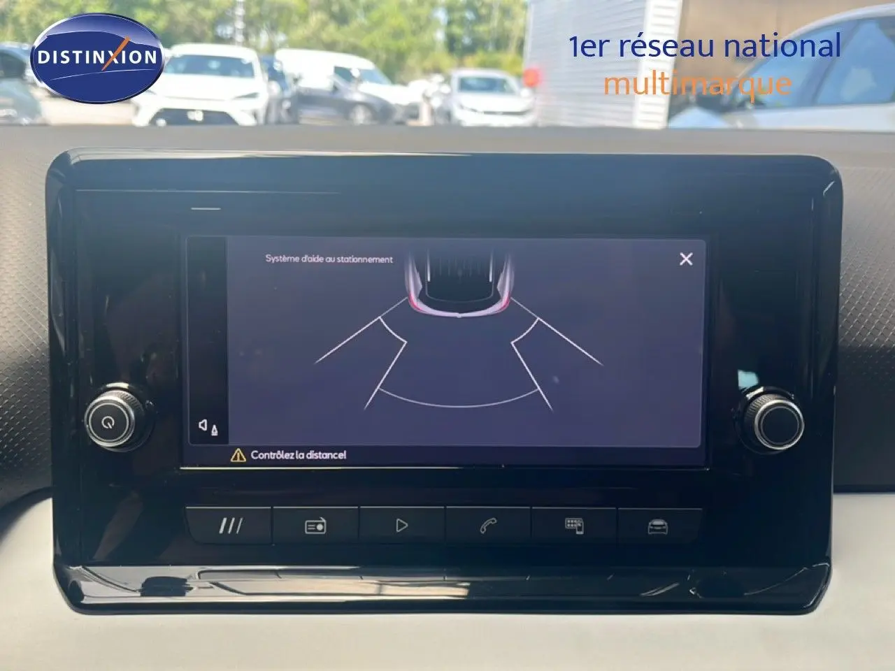 Écran tactile central affichant le système d’aide au stationnement dans l’habitacle d’une SEAT Arona 2025.