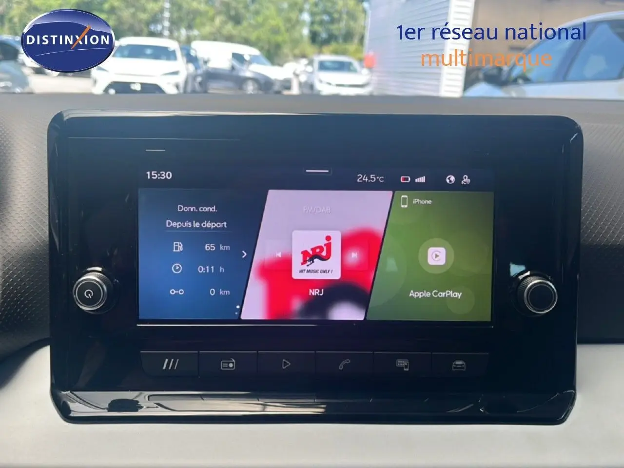 Écran tactile central du tableau de bord de la SEAT Arona 2025, affichant radio NRJ et Apple CarPlay.