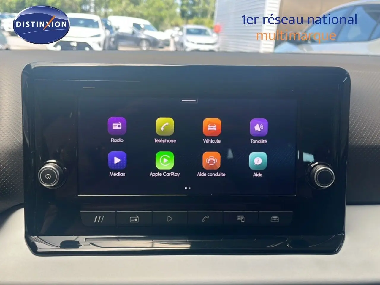 Écran tactile central du tableau de bord du SEAT Arona 2025, affichant les options multimédia et connectivité.