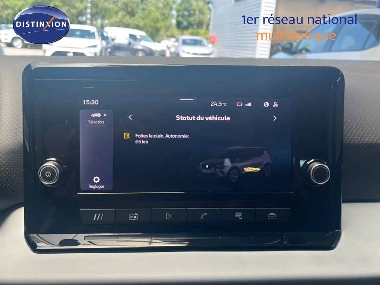 Écran tactile central du tableau de bord du SEAT Arona 2025 affichant le statut du véhicule en extérieur.
