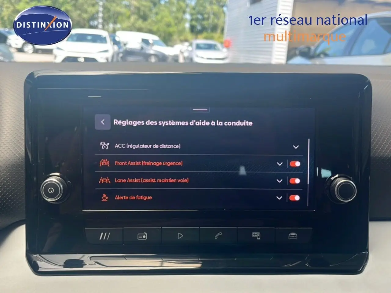 Écran tactile central du SEAT Arona 2025 affichant les réglages des aides à la conduite, vue frontale rapprochée.
