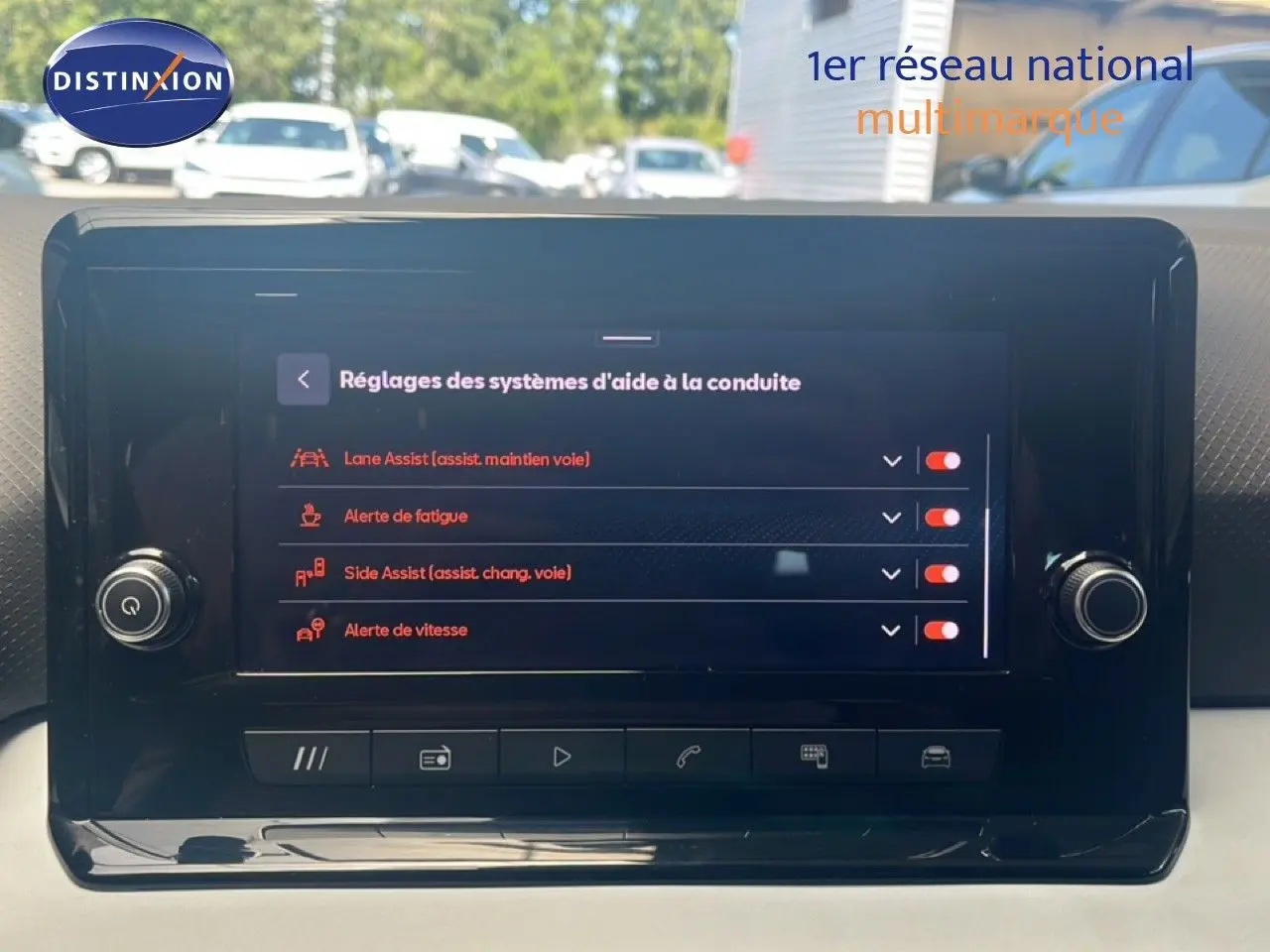 Écran tactile central affichant les réglages d’aide à la conduite dans un SEAT Arona bleu saphir métal avec toit noir.