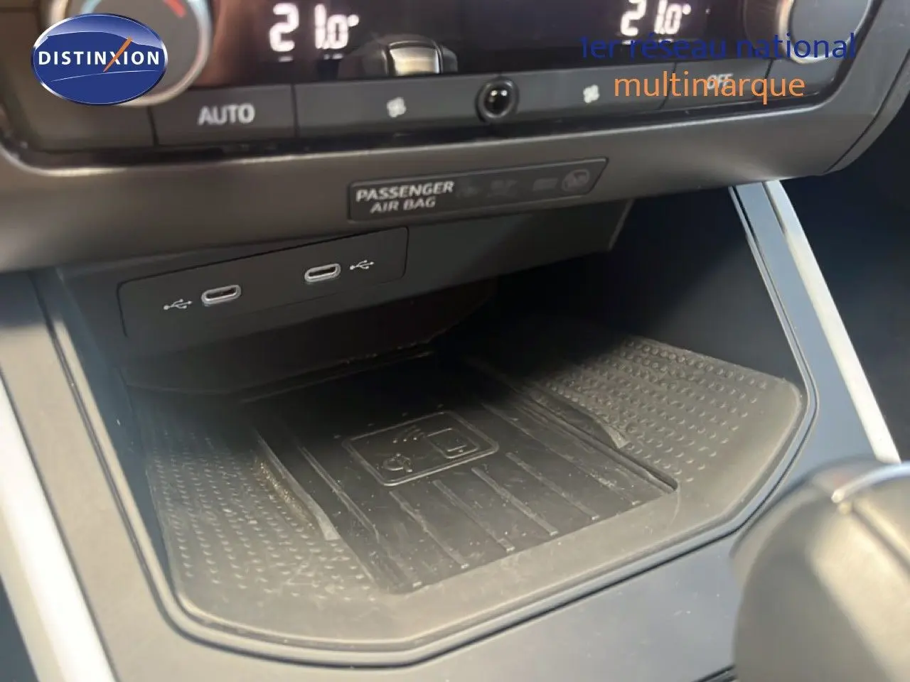 Gros plan sur la console centrale du SEAT Arona 2025, montrant les ports USB et le chargeur sans fil.