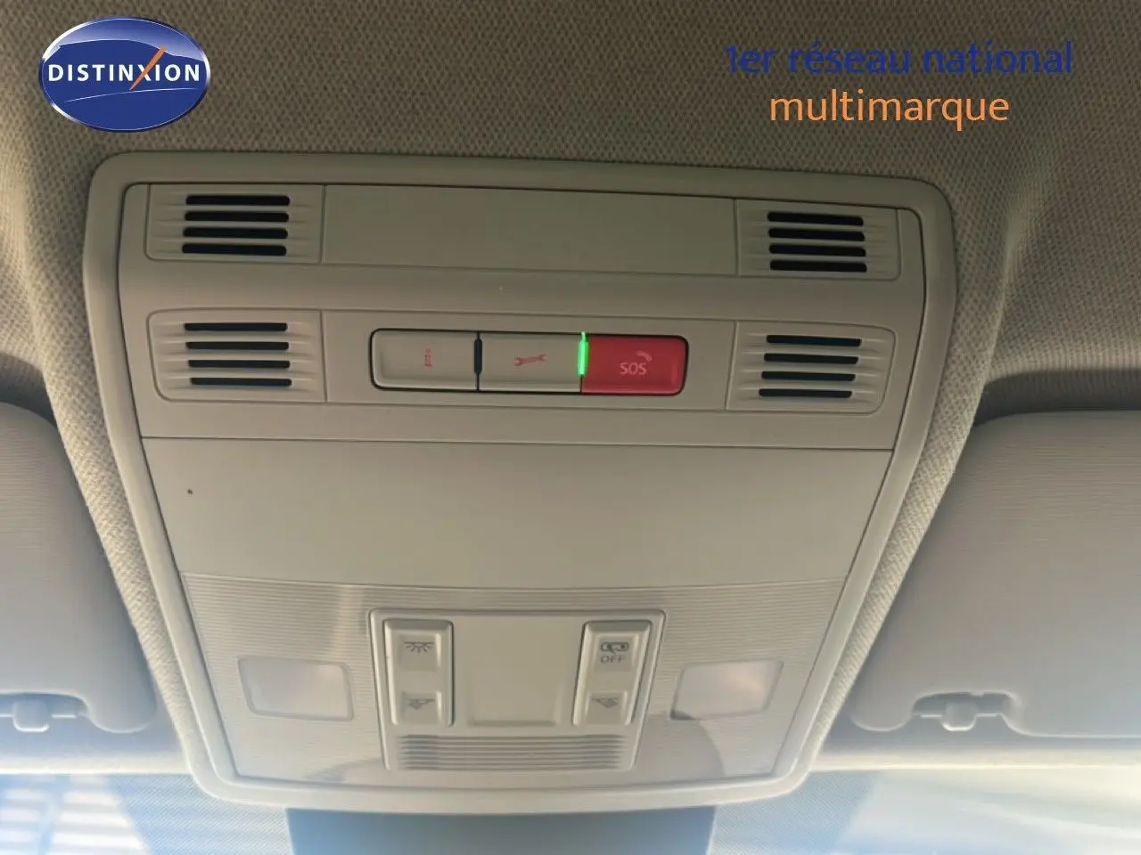 Vue intérieure du plafonnier avec commandes d’éclairage et bouton SOS, sur SEAT Arona bleu saphir toit noir.