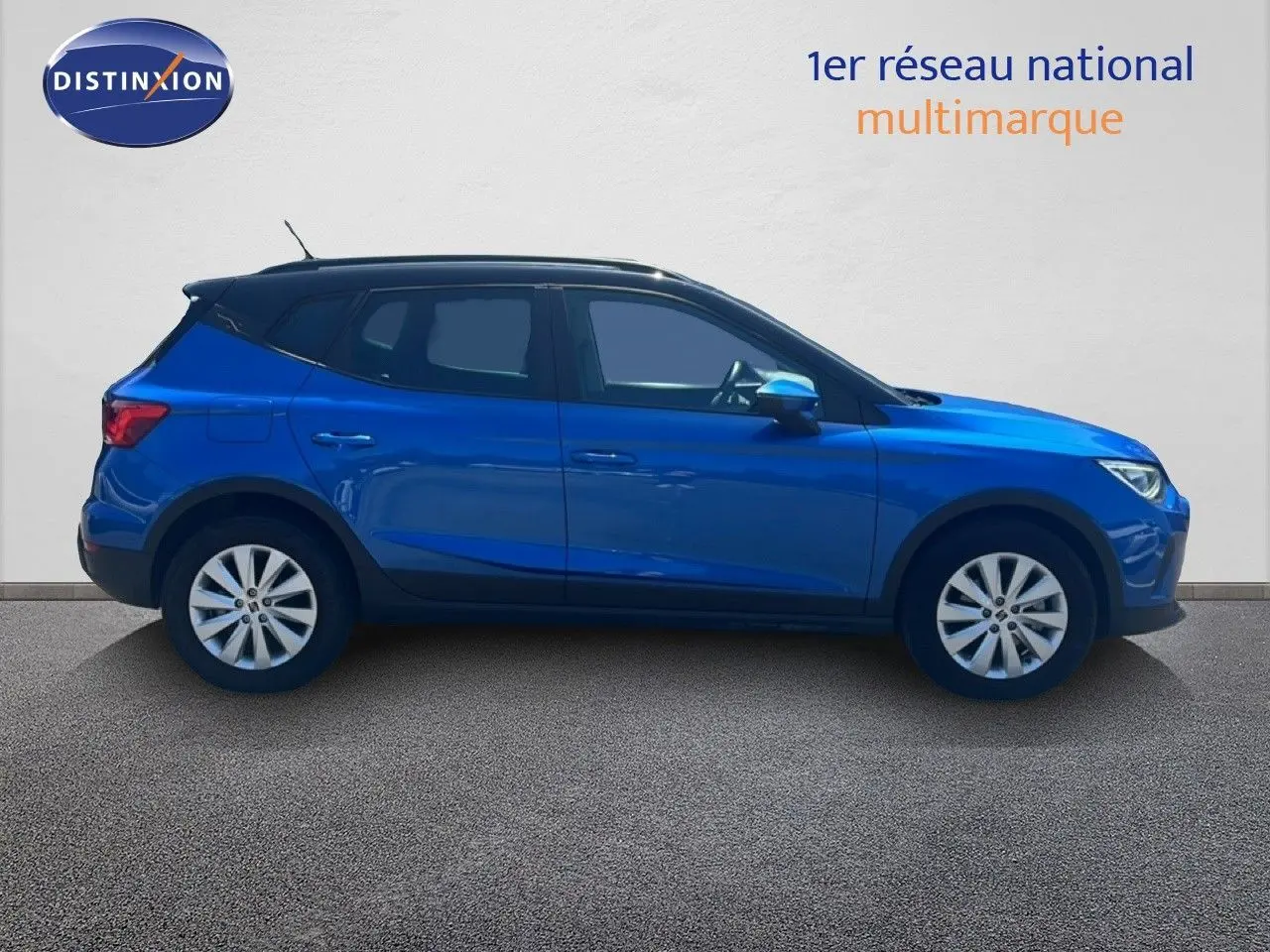 Vue de profil côté gauche d'un SEAT Arona 2025 bleu saphir avec toit noir, soulignant son design compact et moderne.