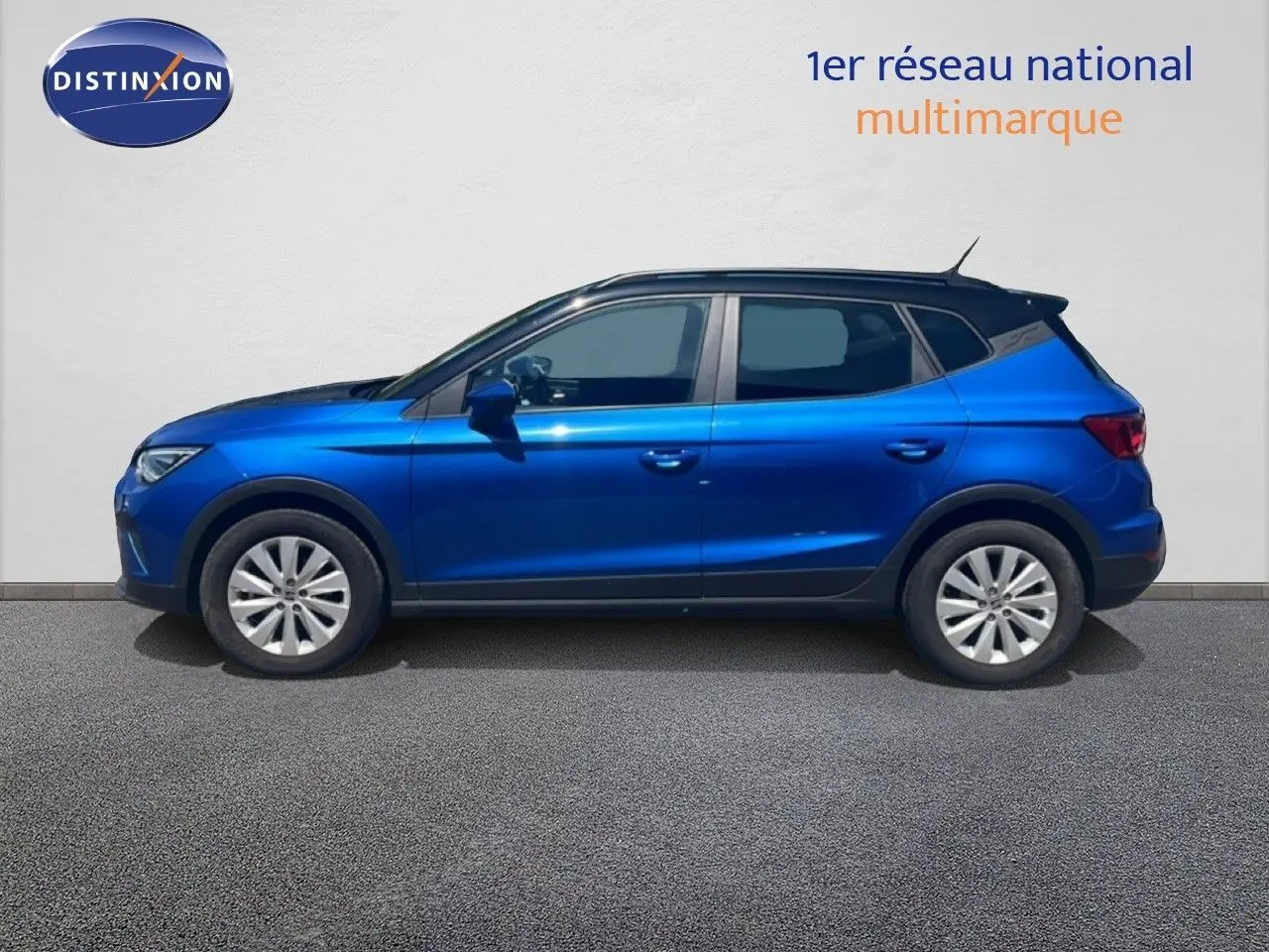 Vue latérale droite d'un SEAT Arona bleu saphir avec toit noir, finition Style Special Edition 2025.