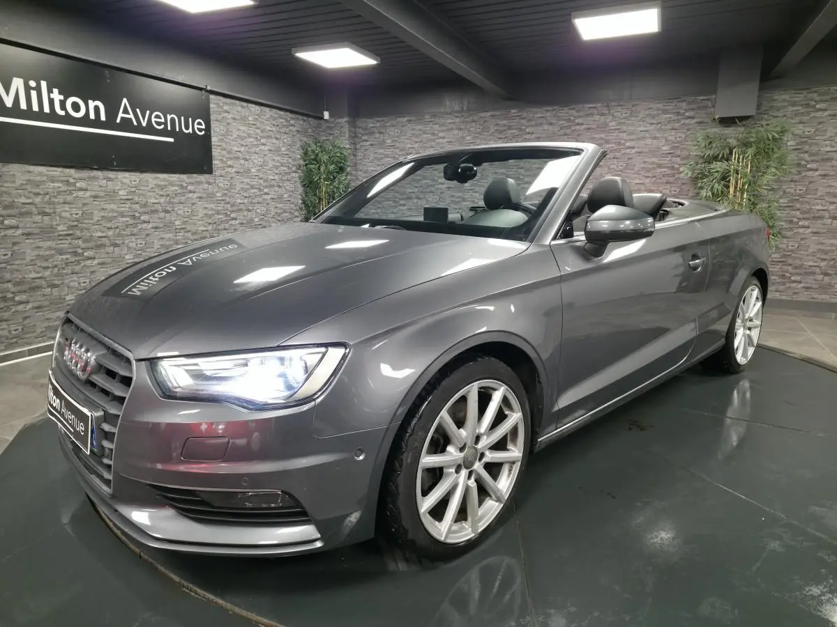 Audi A3 Cabriolet gris foncé vue 3/4 avant droit, capote ouverte et jantes sport 10 branches 18 pouces