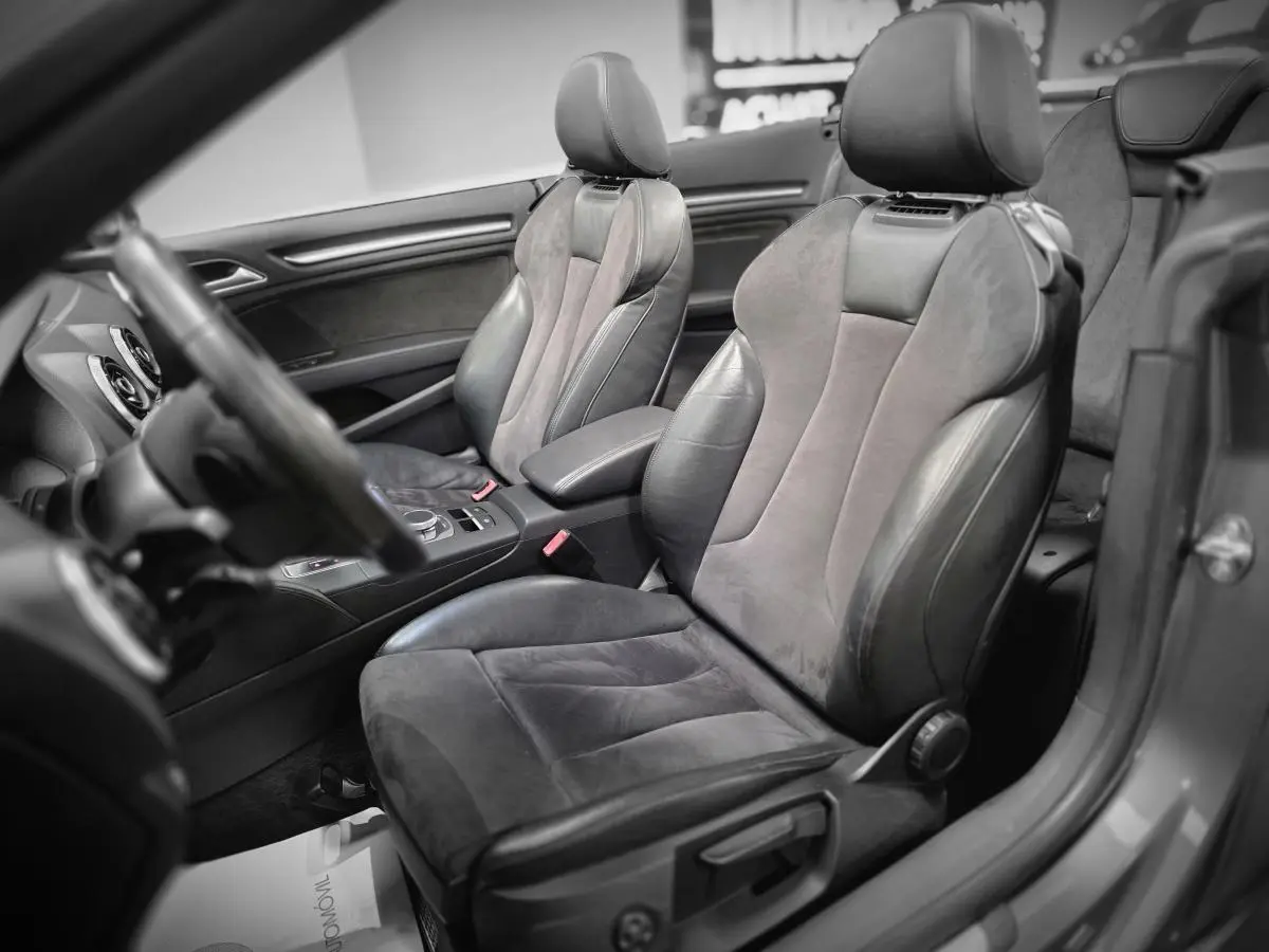 Vue intérieure côté droit de l'Audi A3 Cabriolet 2015, sièges sport en Alcantara et cuir gris foncé.