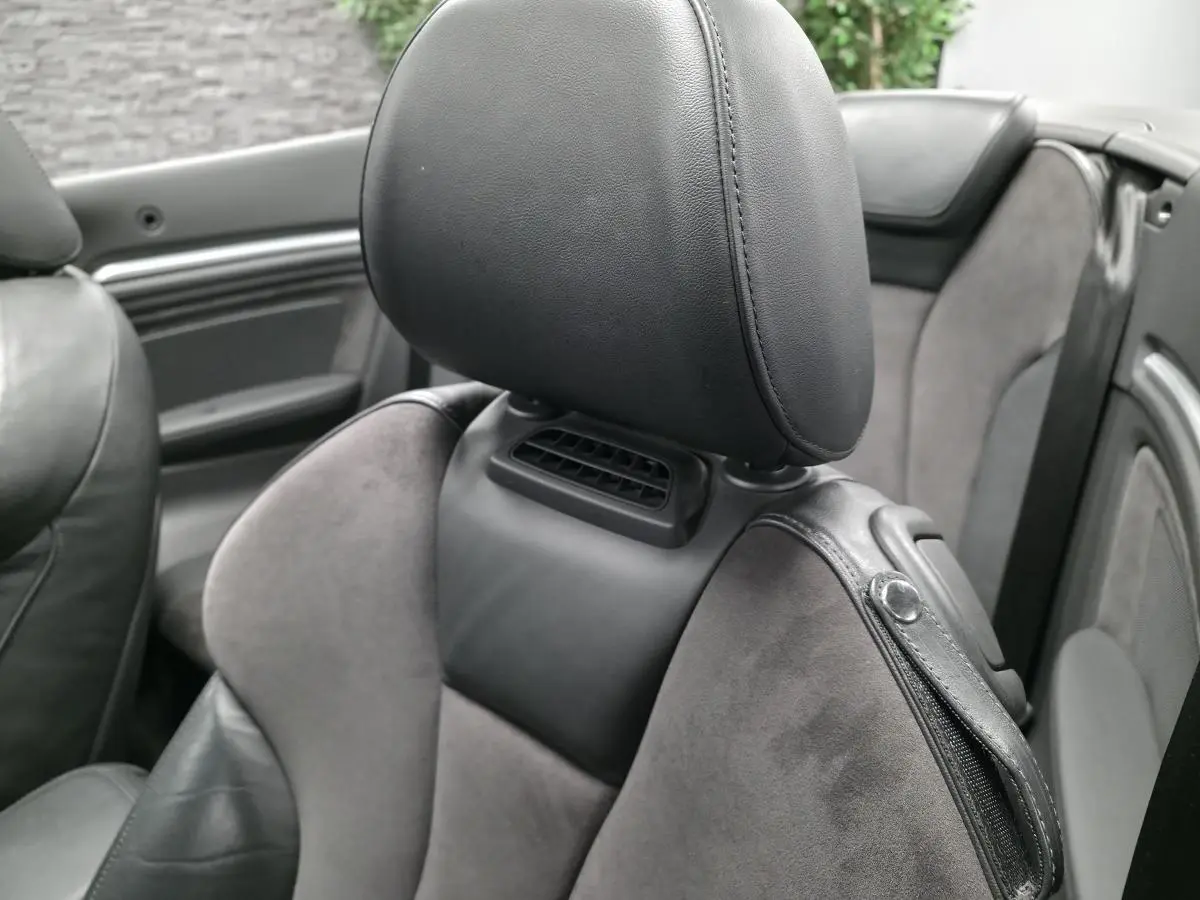 Gros plan sur siège avant en Alcantara et cuir gris foncé de l'Audi A3 Cabriolet 2015, intérieur ouvert.