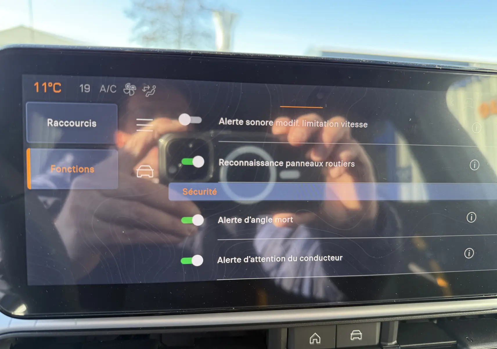 Écran tactile intérieur du Jeep Avenger 2025 affichant les réglages de sécurité et alertes conducteur.