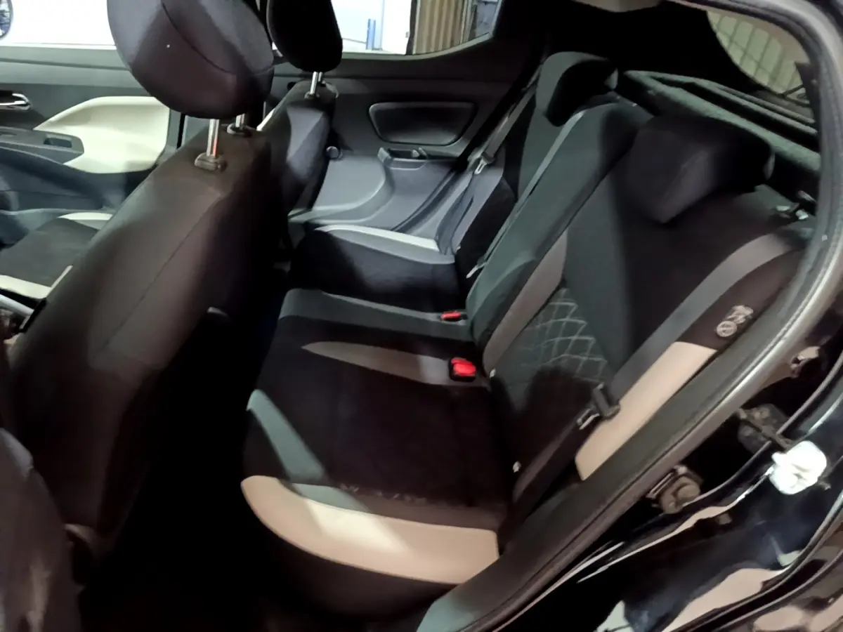 Vue côté droit sur l'intérieur arrière noir et beige de la Nissan Micra IG-T 90 N-Connecta avec sièges tissu et cuir.