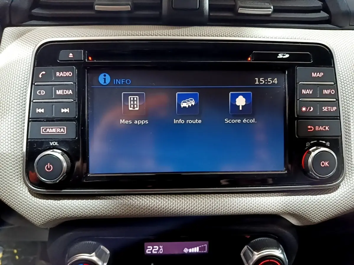 Gros plan sur l’écran tactile central du système multimédia de la Nissan Micra noire, version IG-T 90 N-Connecta.