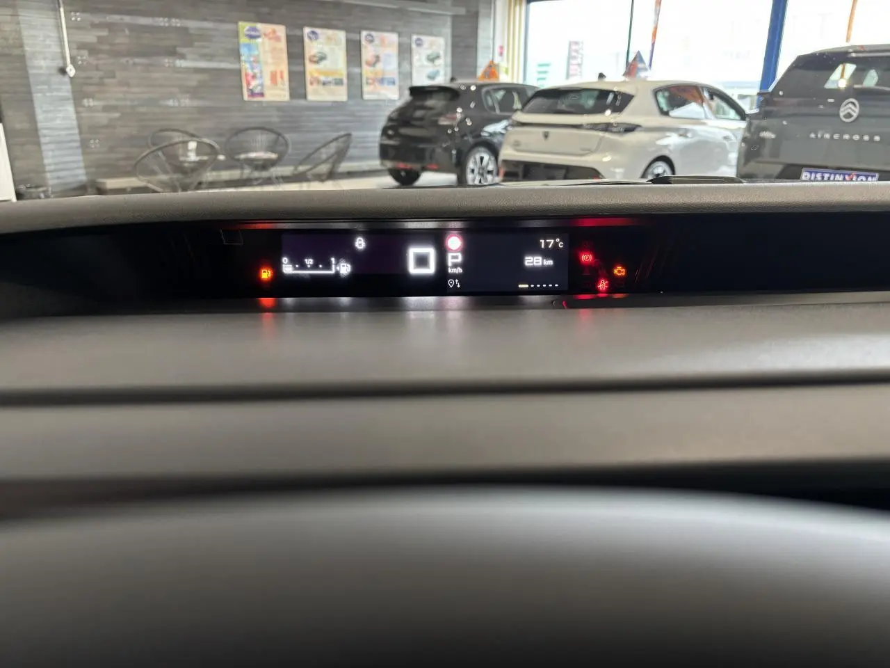 Vue intérieure du tableau de bord numérique du Citroën C3 Aircross 2026, affichage digital lumineux.