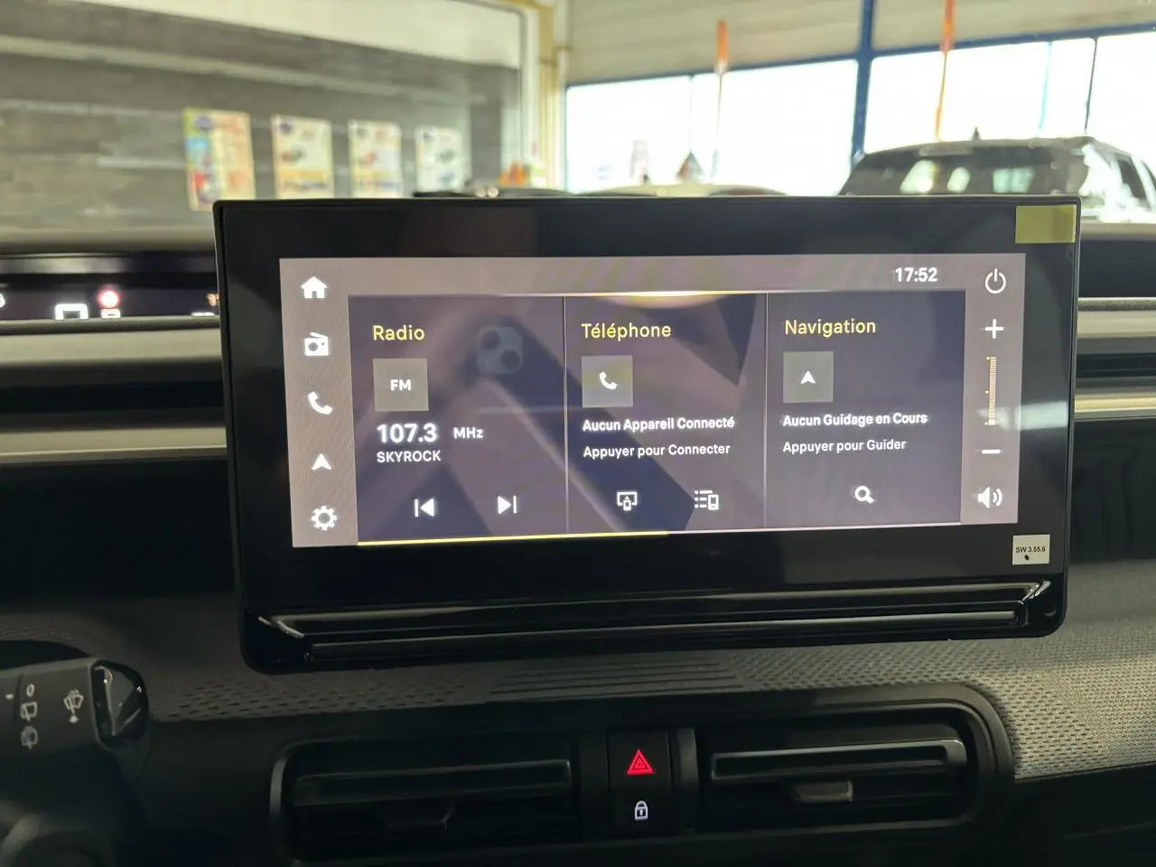 Écran tactile central de la Citroën C3 Aircross 2026 affichant radio, téléphone et navigation, intérieur noir.