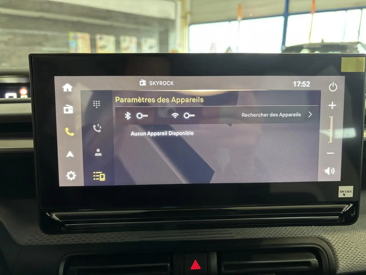 Écran tactile central de la Citroën C3 Aircross 2026 affichant les paramètres Bluetooth et Wi-Fi dans l'habitacle.