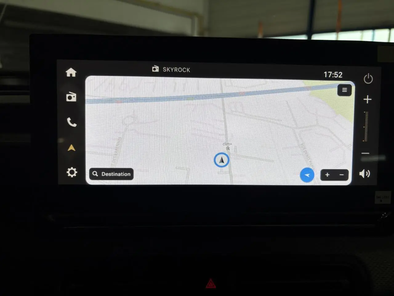 Écran tactile central du tableau de bord du Citroën C3 Aircross 2026 affichant la navigation GPS.