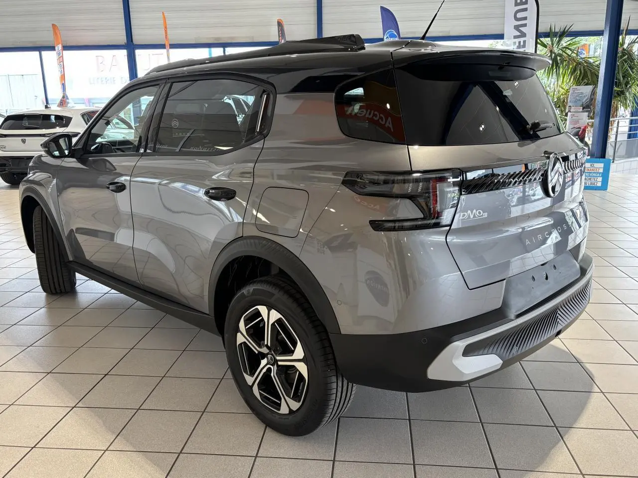 Vue 3/4 arrière droite du Citroën C3 Aircross 2026 gris Mercury avec toit noir et jantes alliage 17 pouces.
