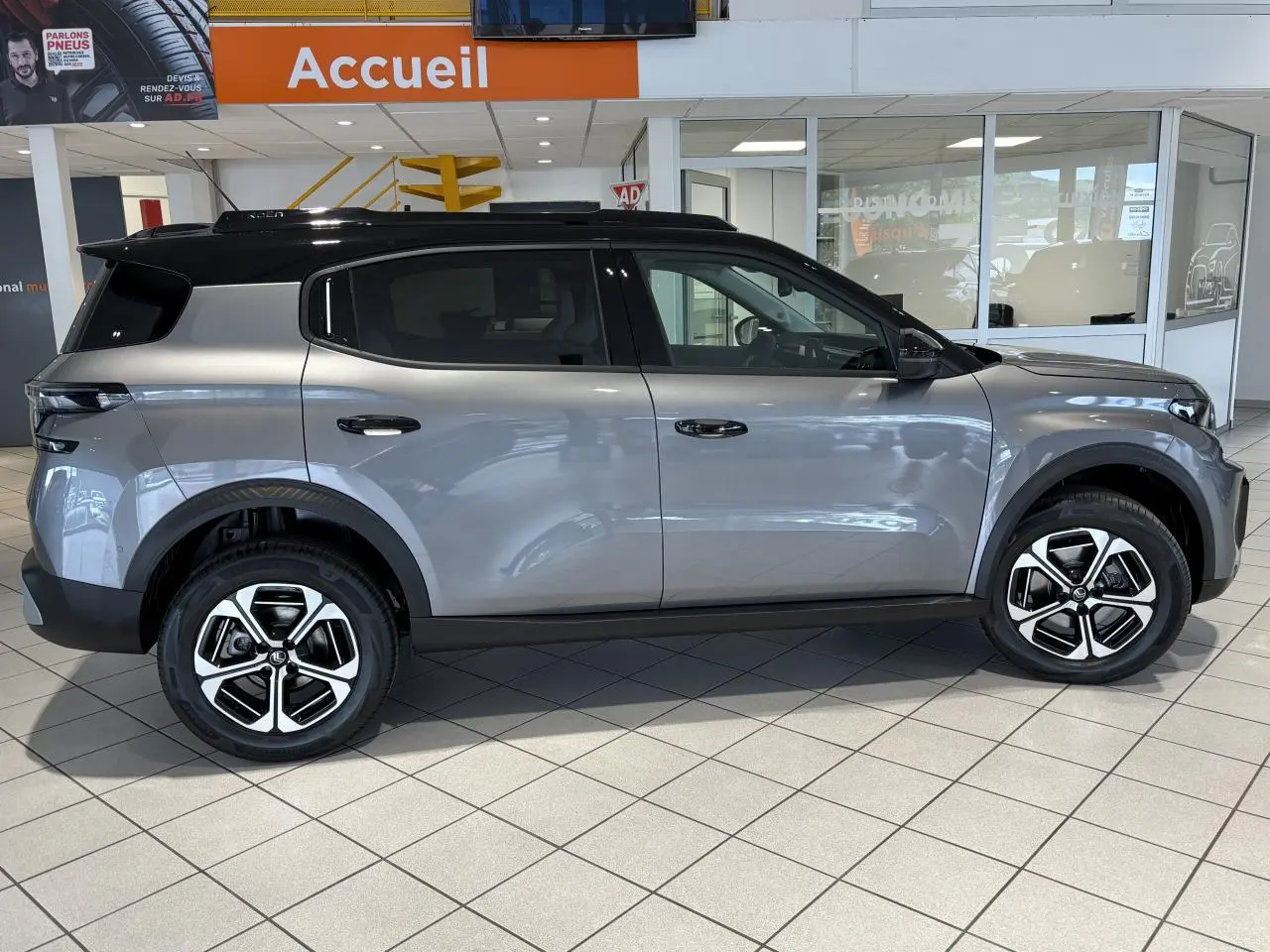 Vue latérale droite d'un Citroën C3 Aircross 2026 gris Mercury avec toit noir et jantes alliage 17 pouces.