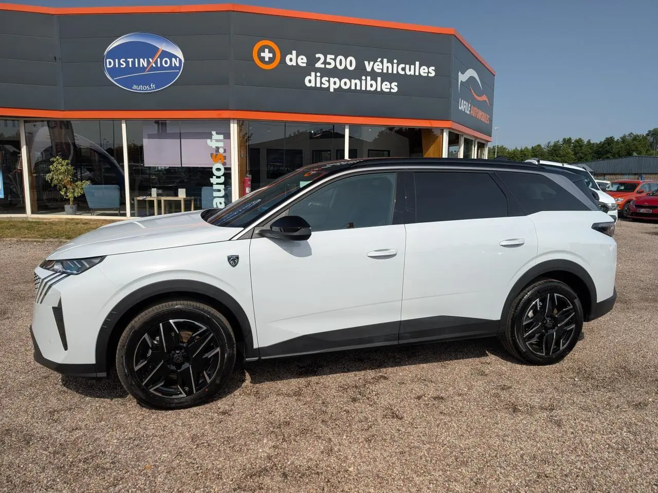 Peugeot 5008 blanc vue de profil côté gauche, avec jantes alliage noires et toit noir contrasté.