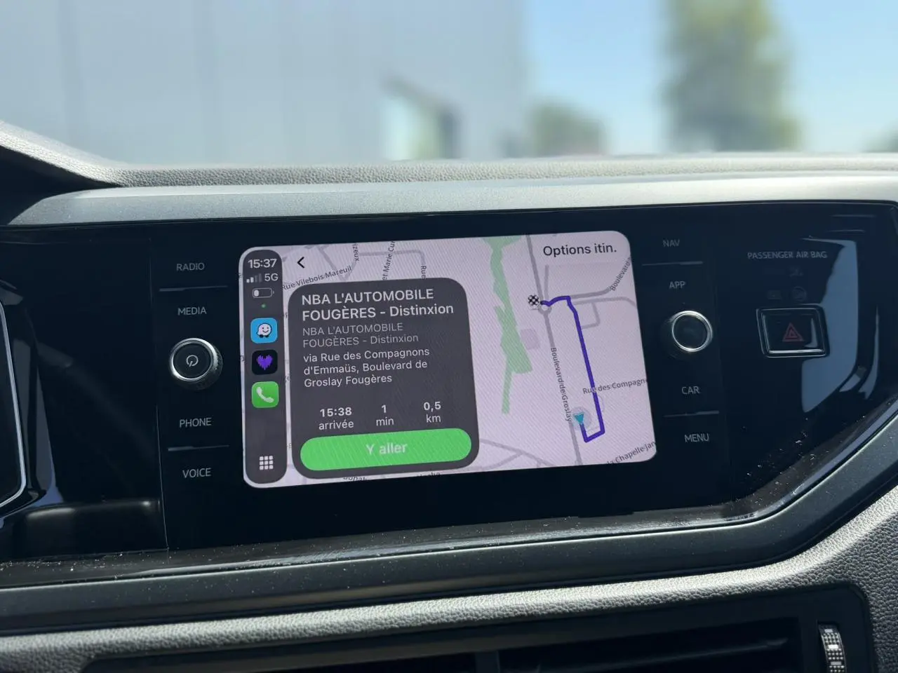 Écran tactile central du Volkswagen Taigo TSI 116 DSG R-Line 2025 affichant la navigation GPS en mode Apple CarPlay.