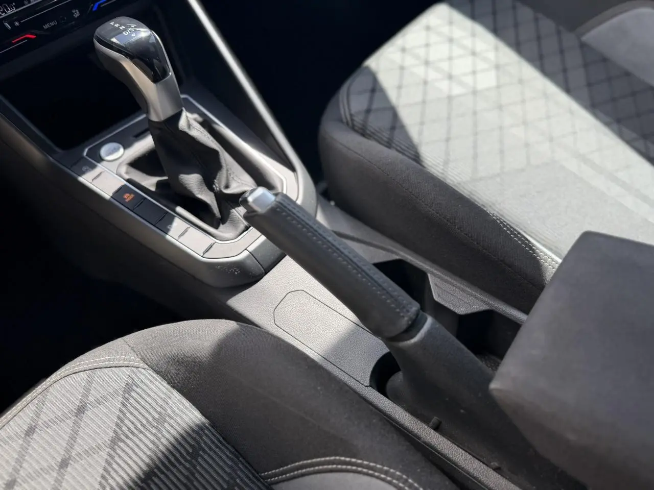 Vue rapprochée de la console centrale et levier de vitesse automatique du Volkswagen Taigo TSI 116 DSG R-Line.