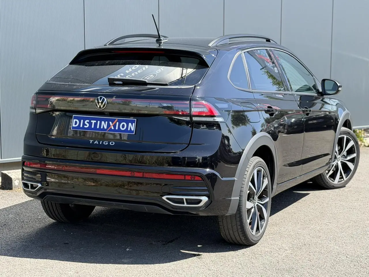Vue 3/4 arrière droite du Volkswagen Taigo noir 2025 avec jantes alliage 18 pouces et feux LED distinctifs R-Line.