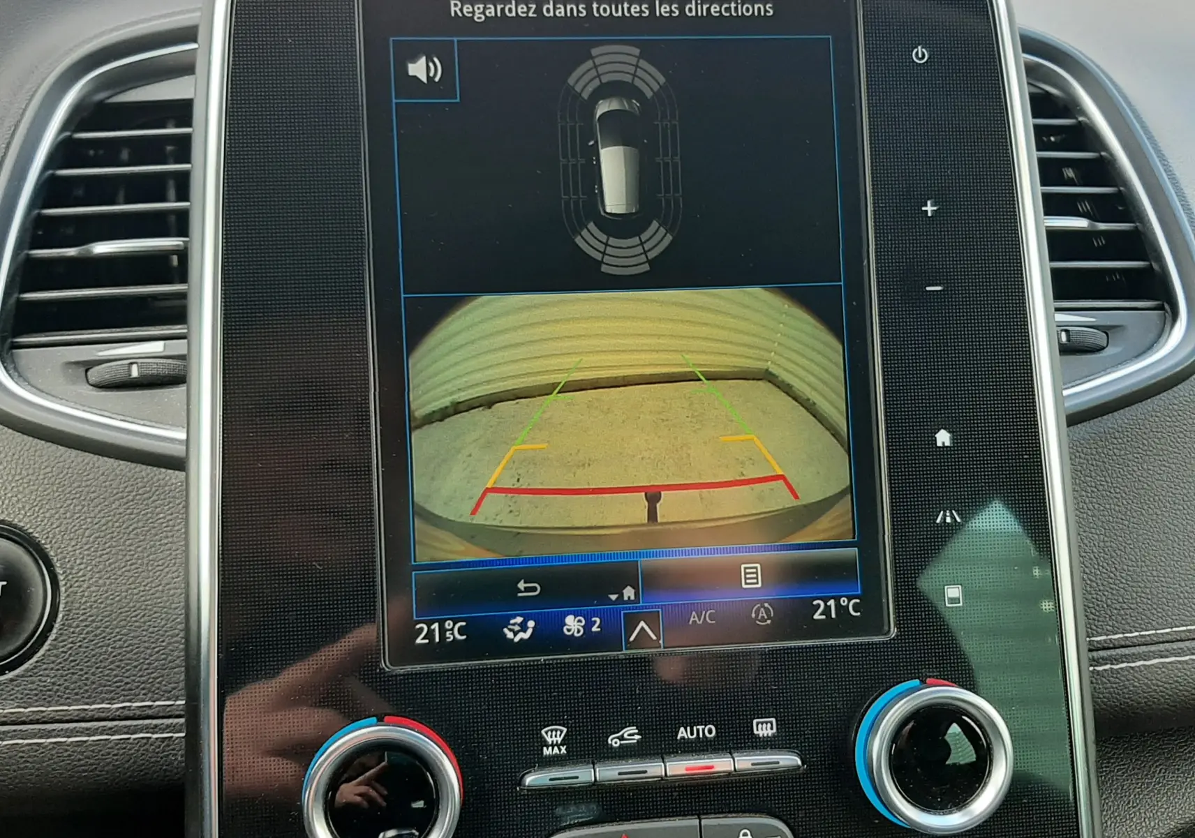 Écran tactile central du tableau de bord du Renault Scénic IV avec navigation et réglages climatisation.