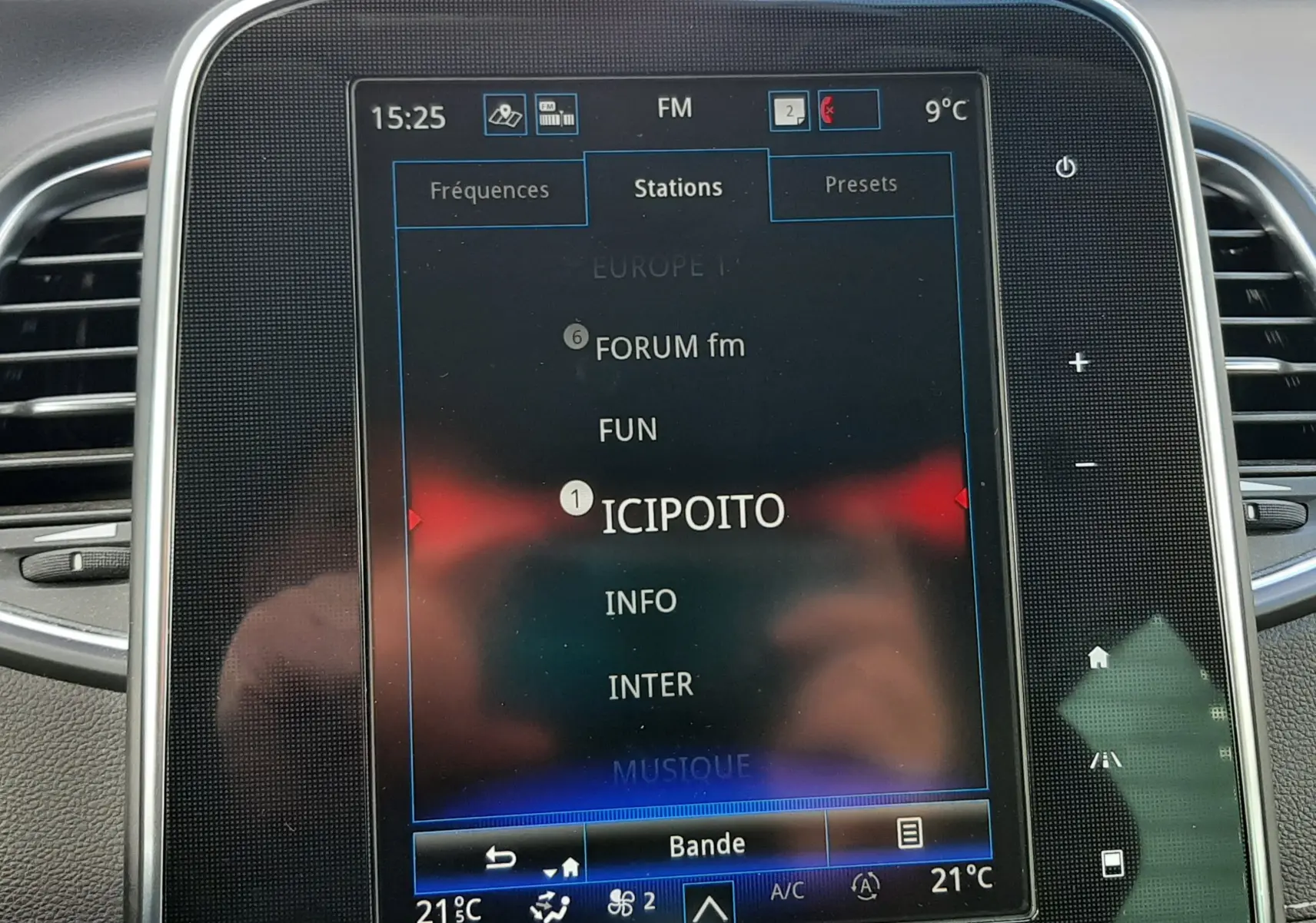 Écran tactile central du tableau de bord du Renault Scénic IV, affichant la navigation GPS en mode carte.
