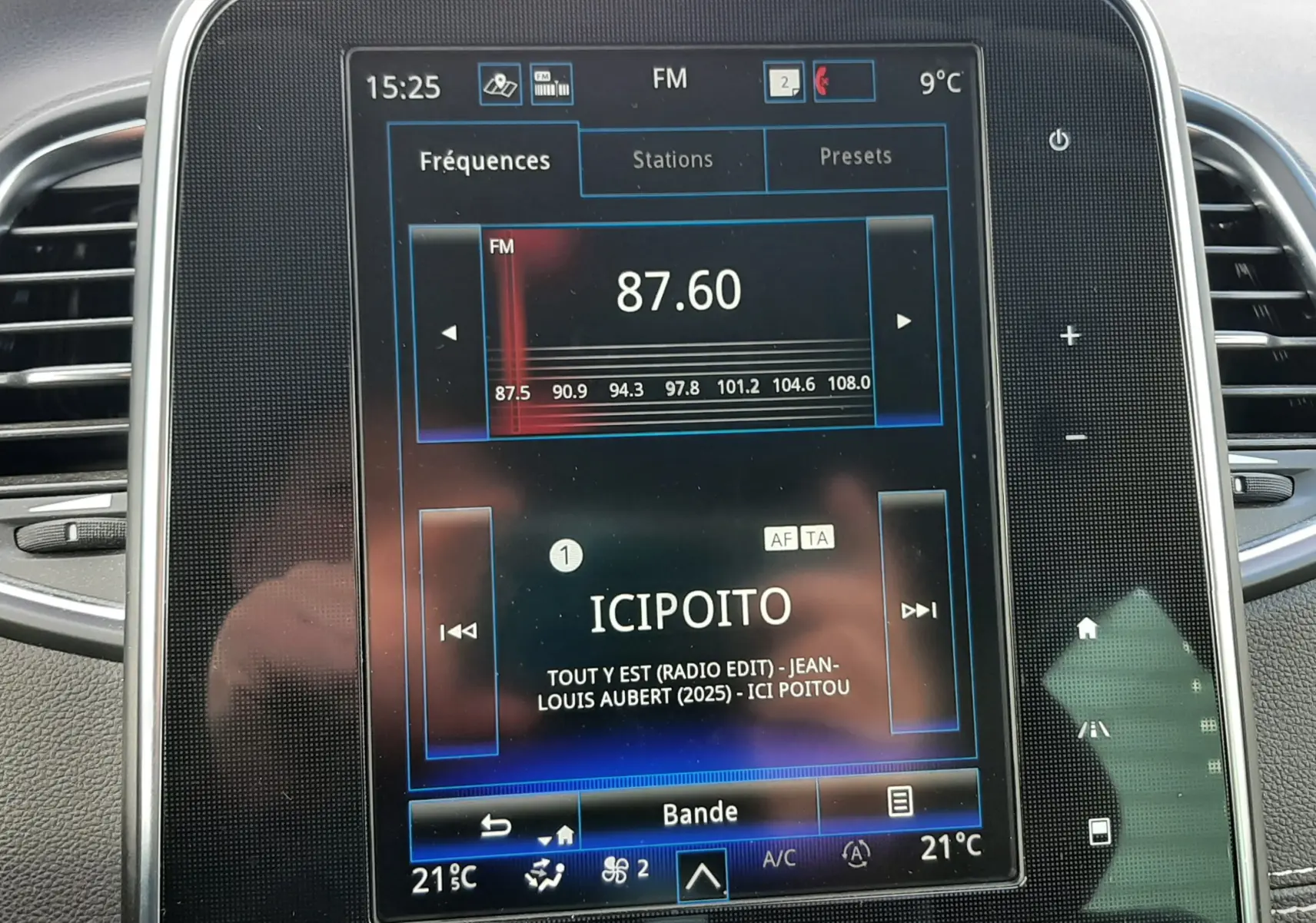 Vue rapprochée de l'écran tactile central du Renault Scenic IV 2020, affichant les stations radio avec cadre noir brillant.