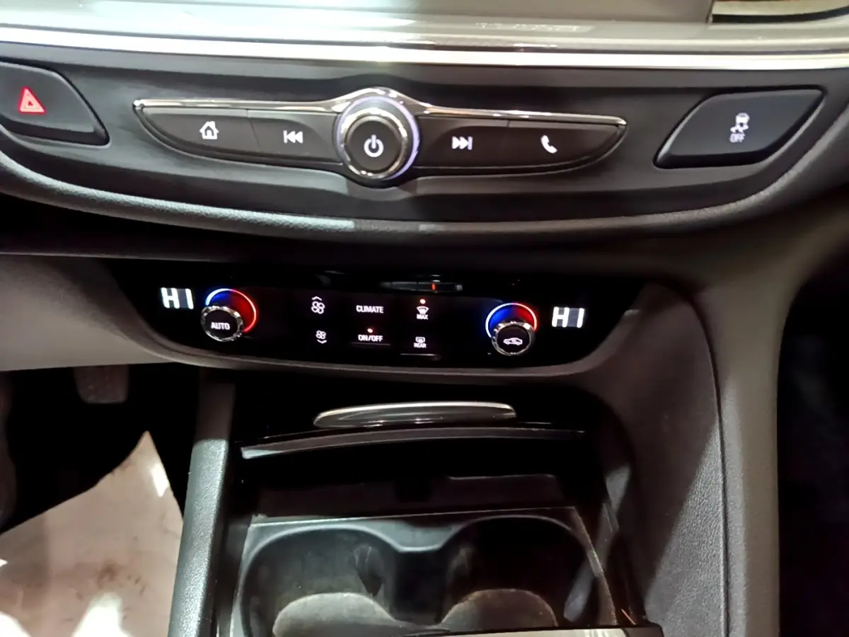 Vue rapprochée du tableau de bord de l'Opel Insignia 2019, avec commandes climatisation digitale et boutons multifonctions noirs.