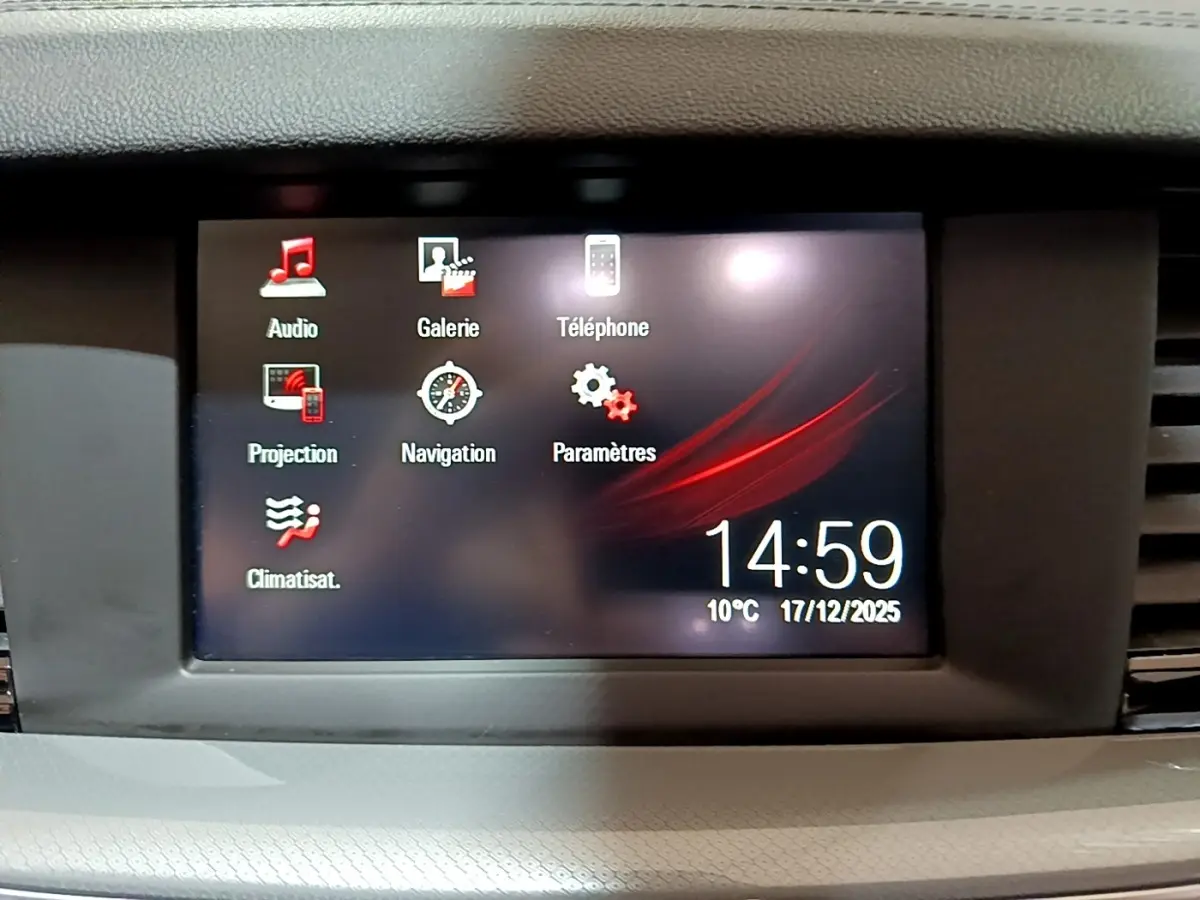 Écran tactile central de l’Opel Insignia rouge affichant les menus audio, navigation et téléphone en intérieur.