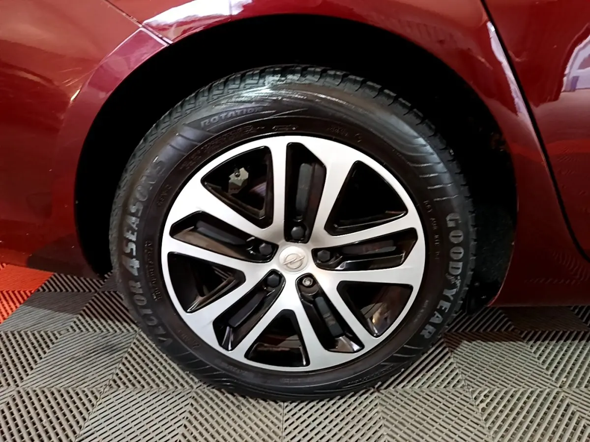 Gros plan sur la roue avant droite de l’Opel Insignia rouge, avec jante alliage bicolore et pneu Goodyear.