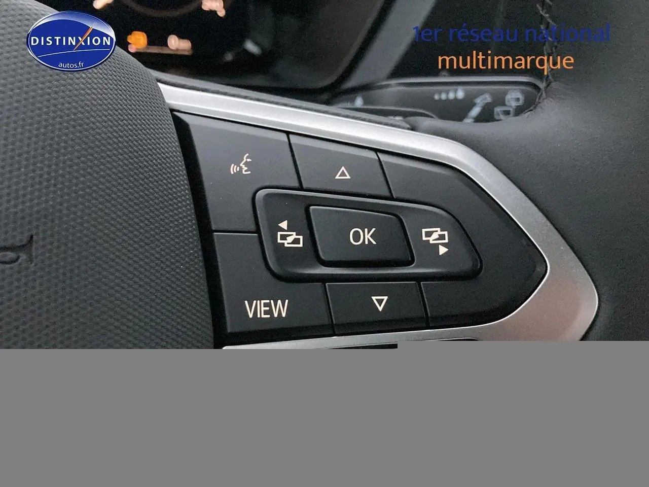 Gros plan sur les commandes multifonctions au volant cuir noir du Volkswagen Caddy 2025, côté gauche.