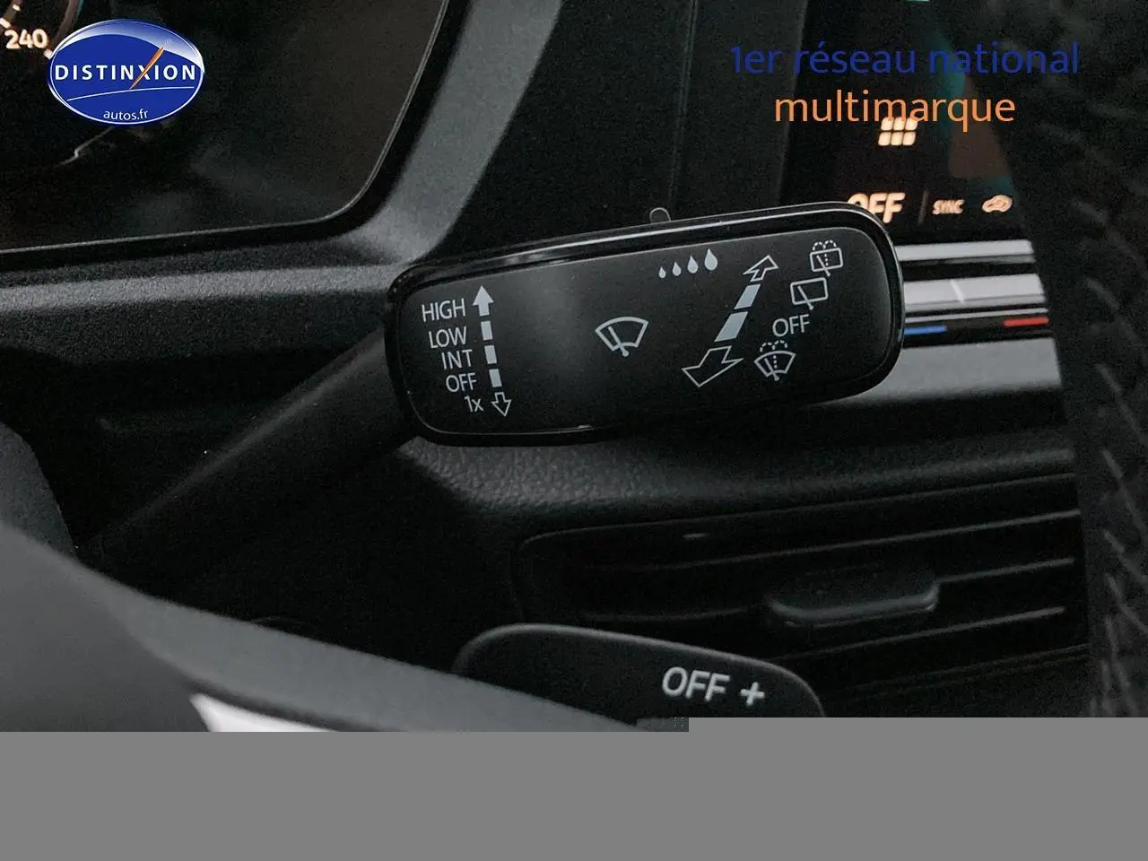 Gros plan sur la commande d’essuie-glace du Volkswagen Caddy 2.0 TDI 122 DSG7, intérieur noir.