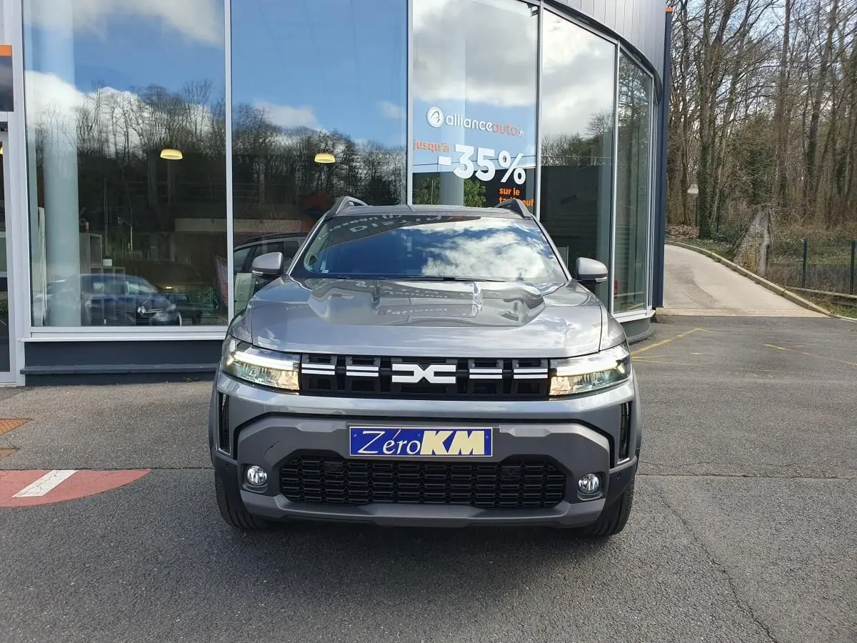 Vue avant d’un Dacia Dokker Van gris schiste avec calandre noire et feux LED, stationné devant une vitrine.